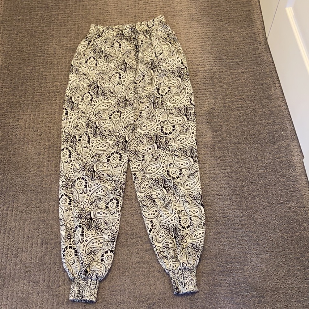 Women’s Black and White Paisleys and Flower Flowly Pants XS